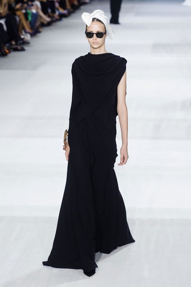 Giambattista Valli : خريف مزهر يتحدى الشحوب