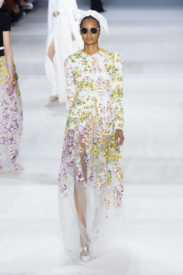 Giambattista Valli : خريف مزهر يتحدى الشحوب