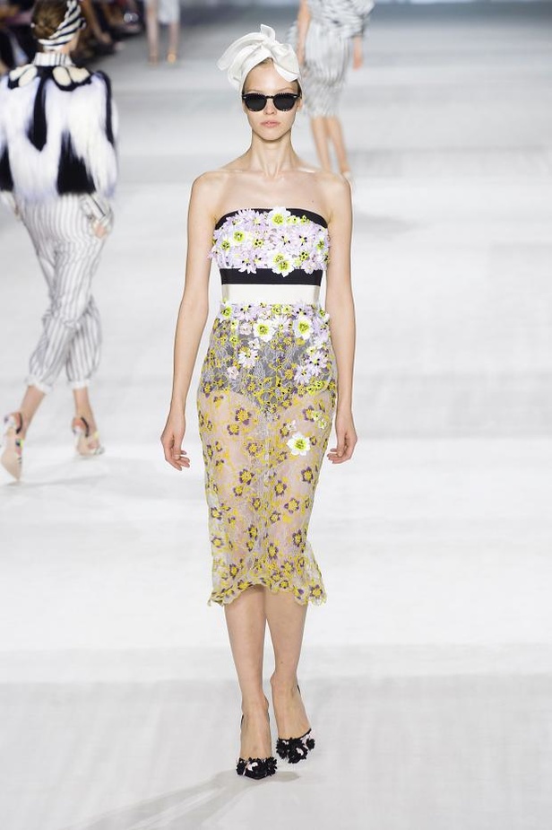 Giambattista Valli : خريف مزهر يتحدى الشحوب