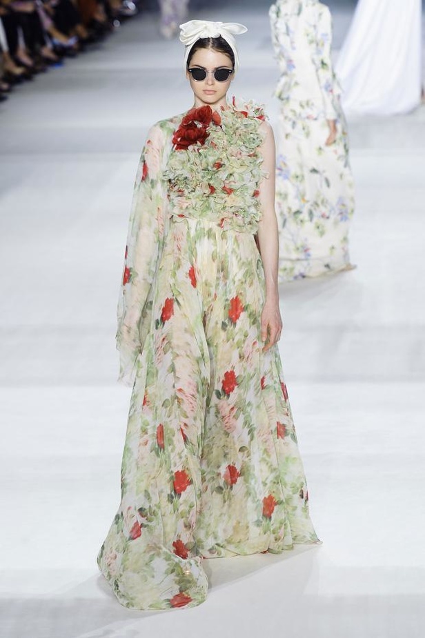 Giambattista Valli : خريف مزهر يتحدى الشحوب