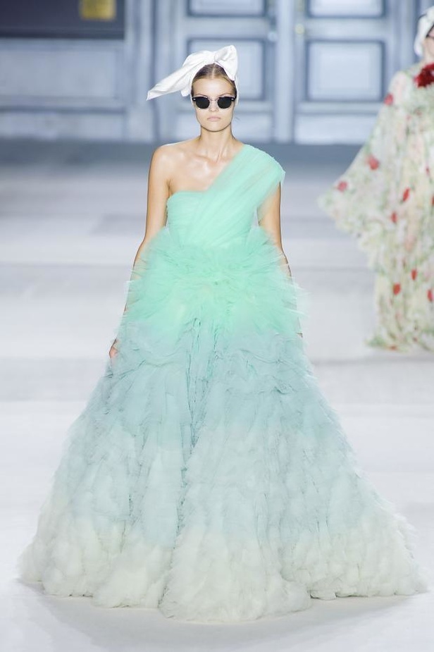 Giambattista Valli : خريف مزهر يتحدى الشحوب