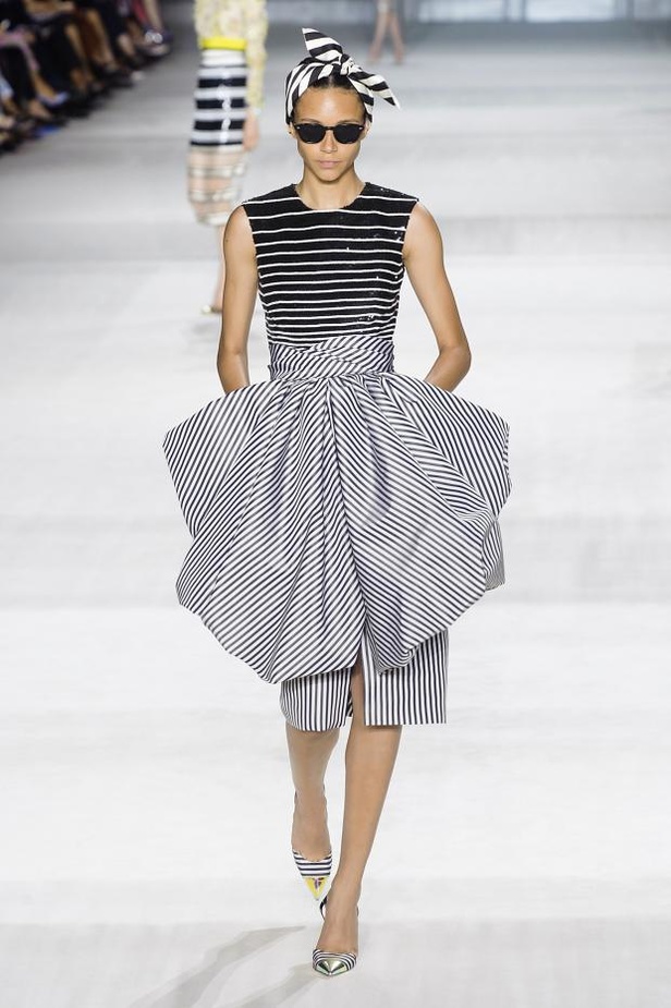 Giambattista Valli : خريف مزهر يتحدى الشحوب