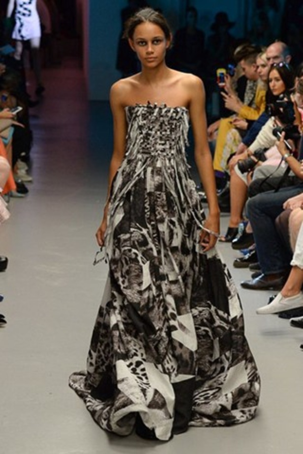 تصاميم غير متوقعة لدار Giles لربيع وصيف 2015