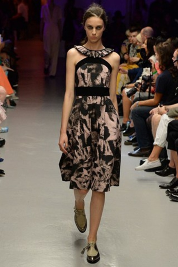 تصاميم غير متوقعة لدار Giles لربيع وصيف 2015