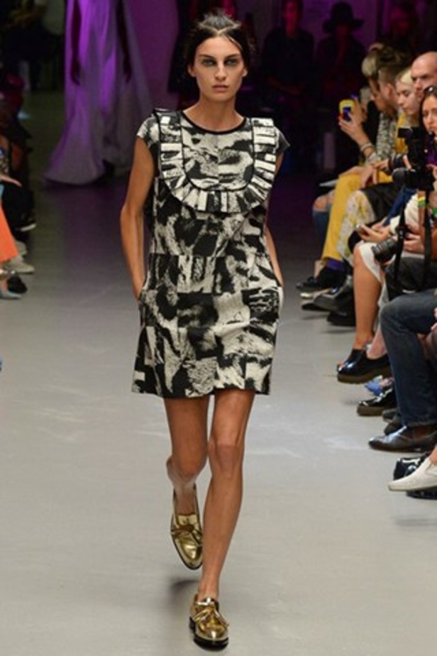 تصاميم غير متوقعة لدار Giles لربيع وصيف 2015