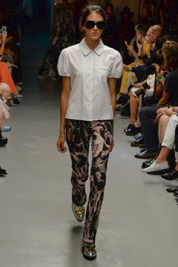 تصاميم غير متوقعة لدار Giles لربيع وصيف 2015