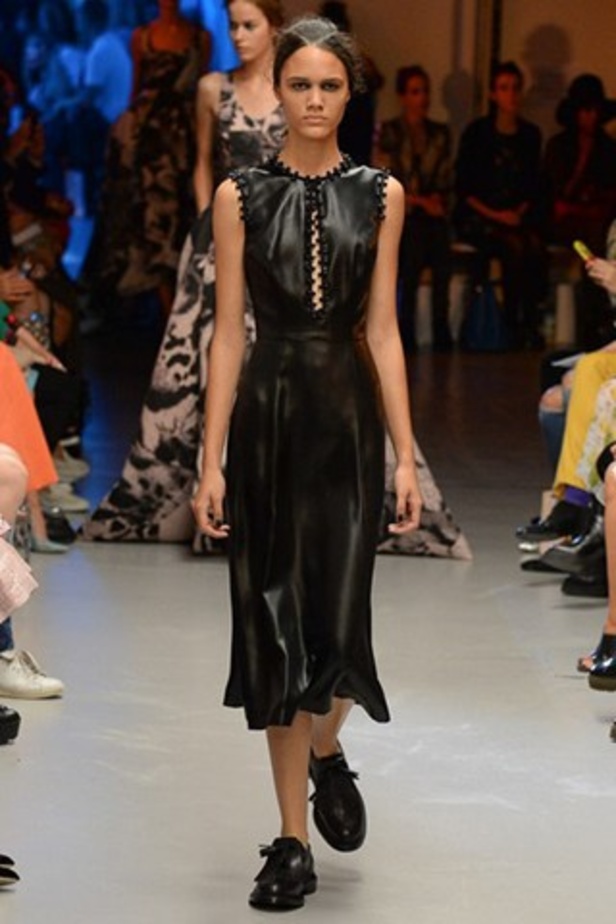 تصاميم غير متوقعة لدار Giles لربيع وصيف 2015