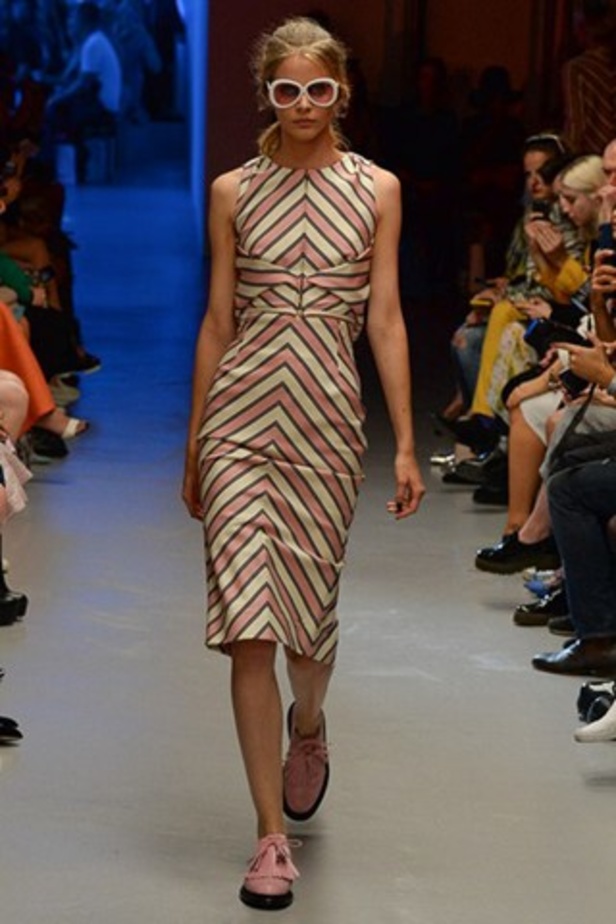 تصاميم غير متوقعة لدار Giles لربيع وصيف 2015