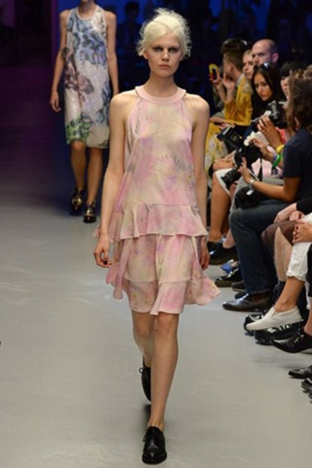 تصاميم غير متوقعة لدار Giles لربيع وصيف 2015