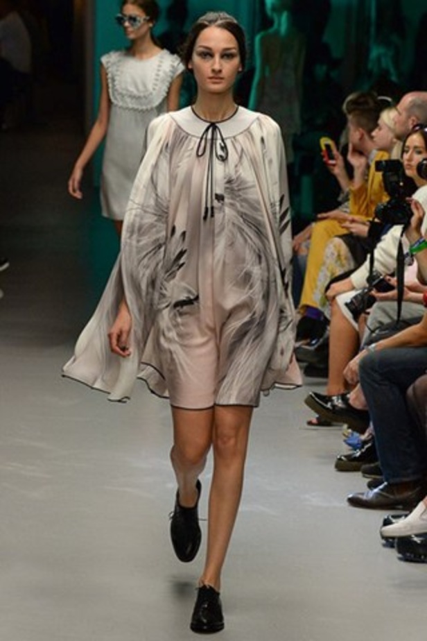 تصاميم غير متوقعة لدار Giles لربيع وصيف 2015