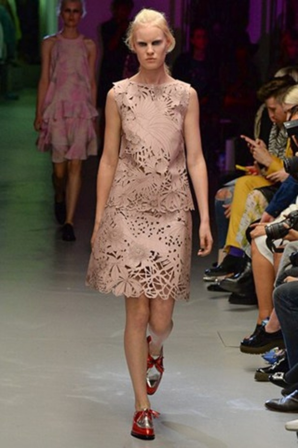 تصاميم غير متوقعة لدار Giles لربيع وصيف 2015