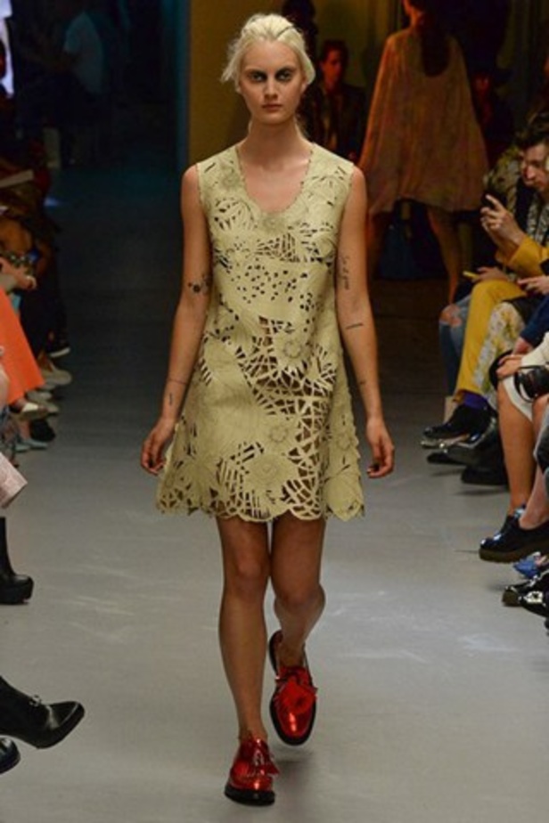 تصاميم غير متوقعة لدار Giles لربيع وصيف 2015