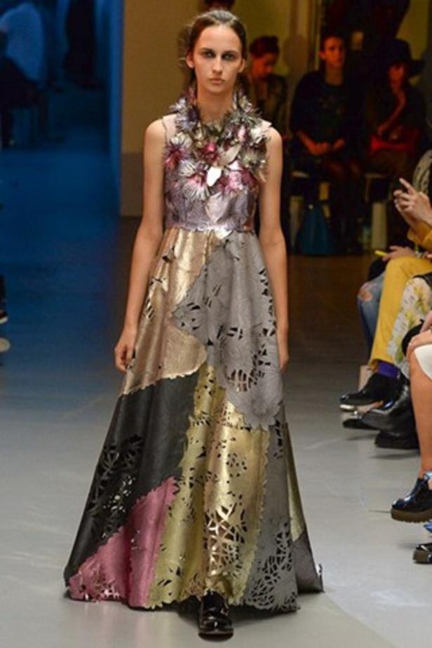 تصاميم غير متوقعة لدار Giles لربيع وصيف 2015