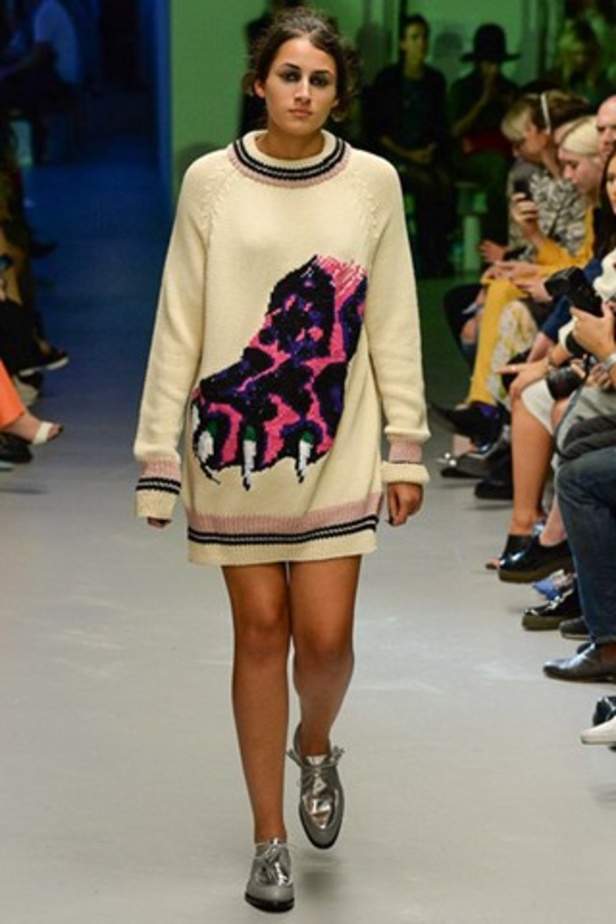 تصاميم غير متوقعة لدار Giles لربيع وصيف 2015