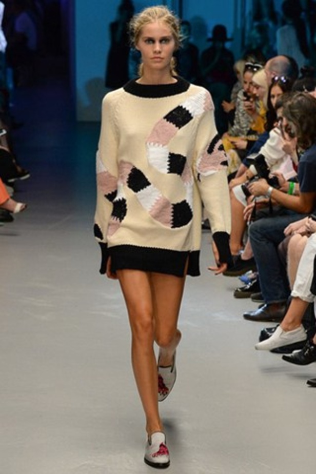 تصاميم غير متوقعة لدار Giles لربيع وصيف 2015