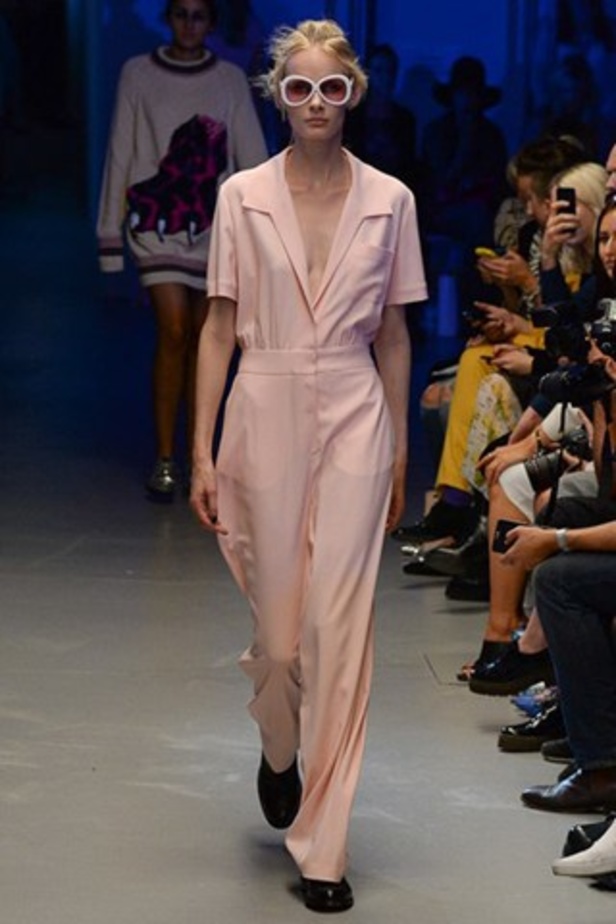 تصاميم غير متوقعة لدار Giles لربيع وصيف 2015