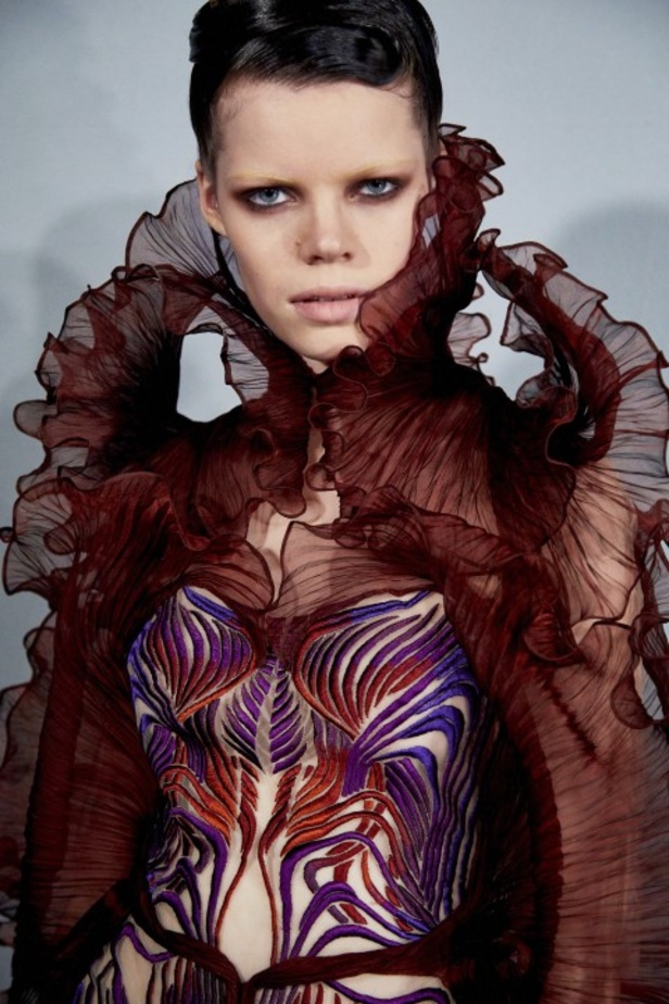 عرض أزياء ايريس فان هيربن للهوت كوتور لربيع وصيف 2021 ضمن أسبوع الموضة في باريس !