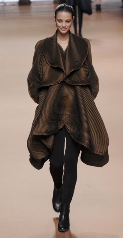 Issey Miyake يواجه خريف 2014 بابتسامة مشرقة 