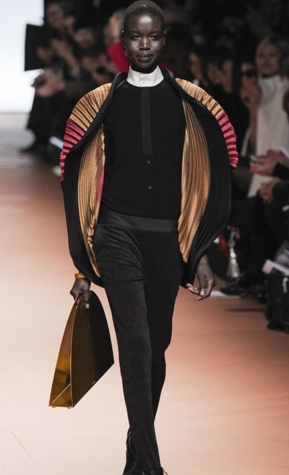 Issey Miyake يواجه خريف 2014 بابتسامة مشرقة 