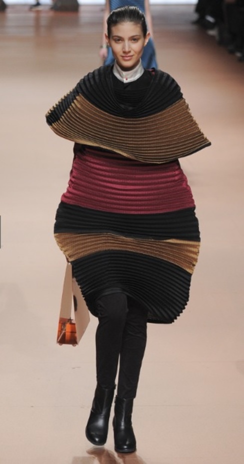 Issey Miyake يواجه خريف 2014 بابتسامة مشرقة 