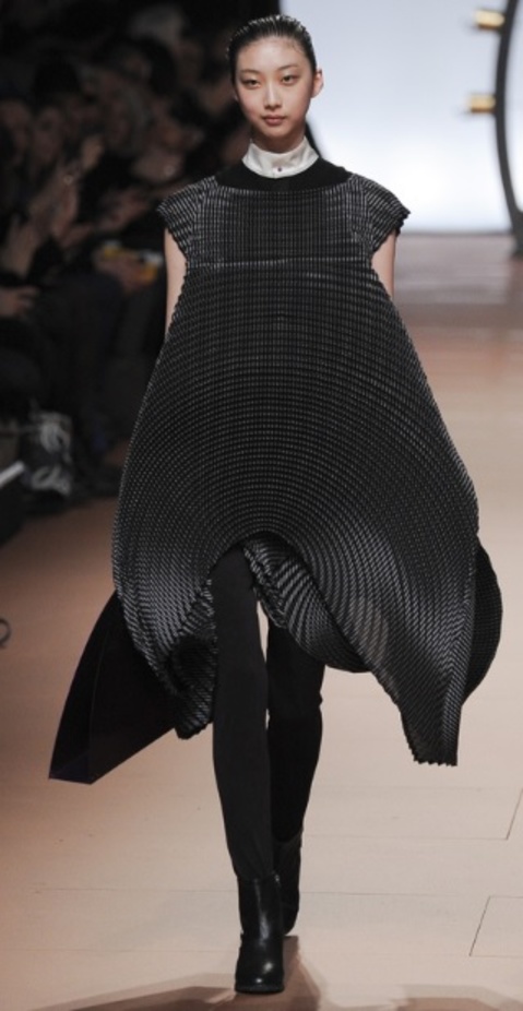 Issey Miyake يواجه خريف 2014 بابتسامة مشرقة 