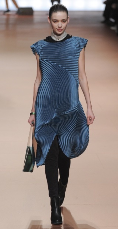 Issey Miyake يواجه خريف 2014 بابتسامة مشرقة 