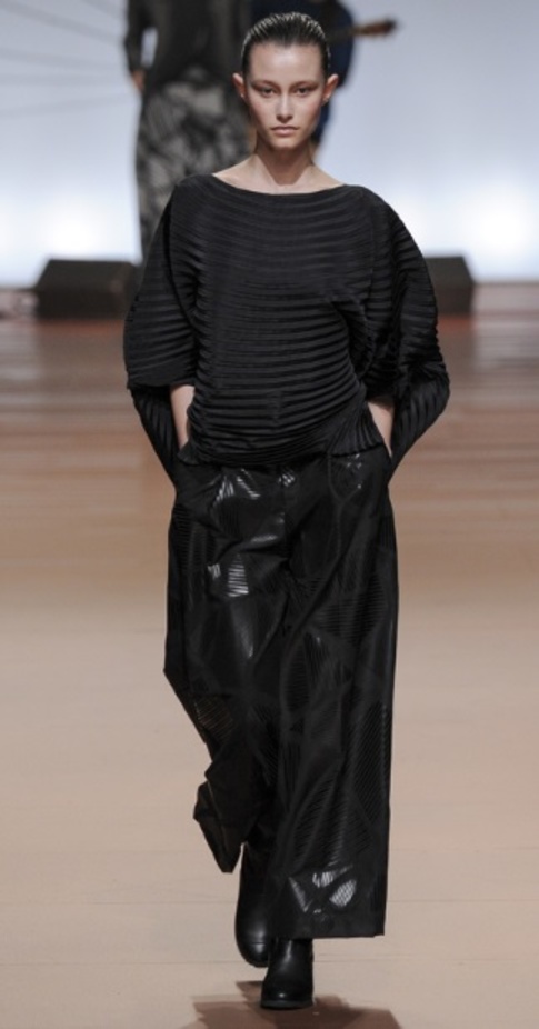 Issey Miyake يواجه خريف 2014 بابتسامة مشرقة 