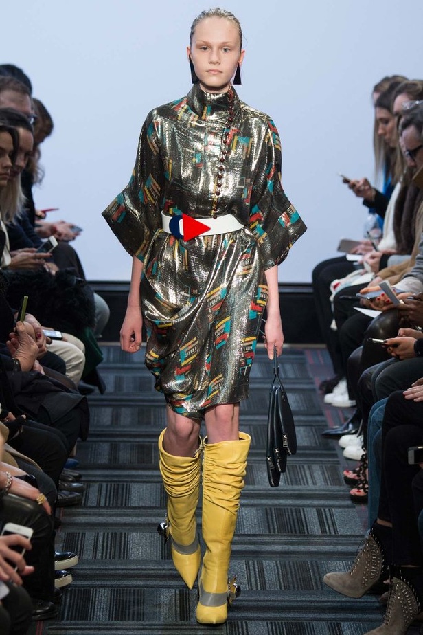 "J.W.Anderson".... صخب الثمانيّات بجرأة وتفرّد