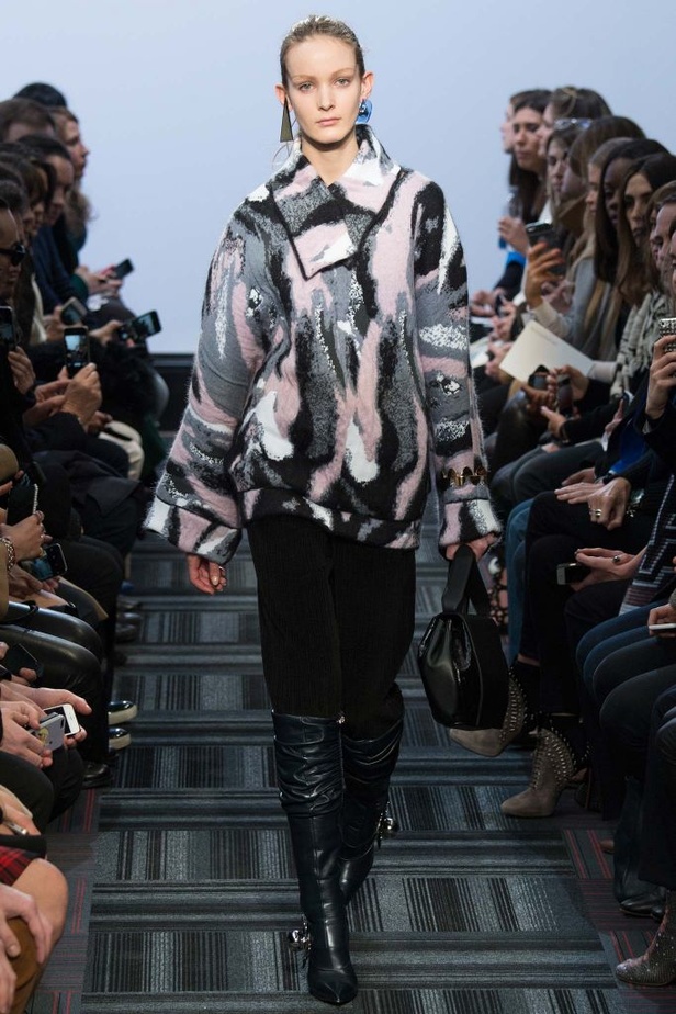 "J.W.Anderson".... صخب الثمانيّات بجرأة وتفرّد