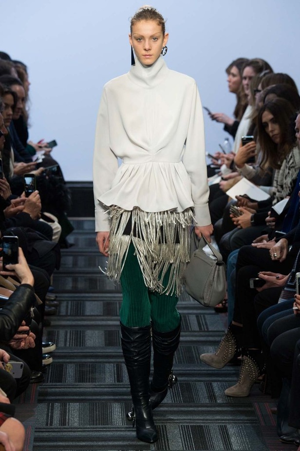 "J.W.Anderson".... صخب الثمانيّات بجرأة وتفرّد