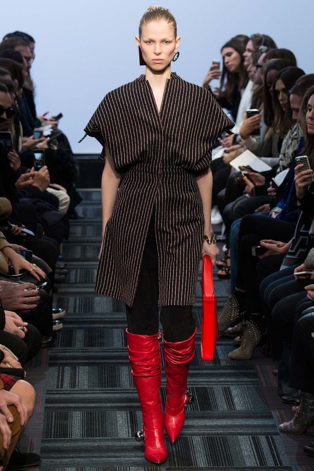 "J.W.Anderson".... صخب الثمانيّات بجرأة وتفرّد