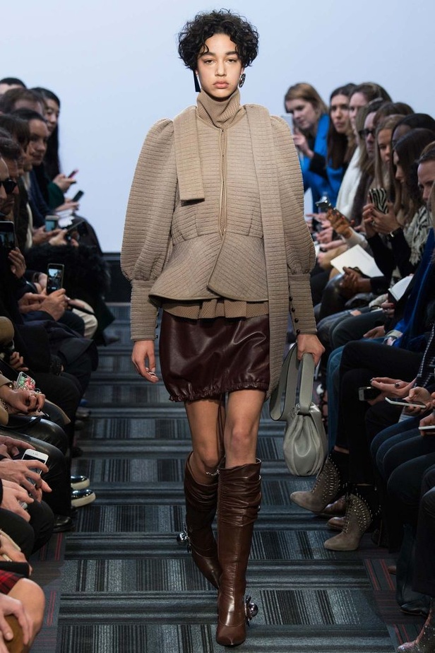 "J.W.Anderson".... صخب الثمانيّات بجرأة وتفرّد