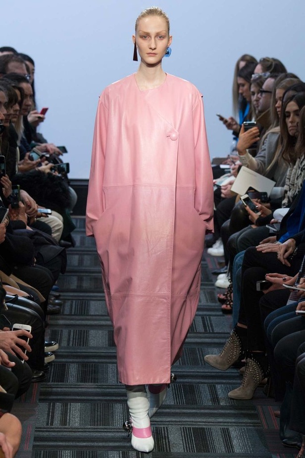 "J.W.Anderson".... صخب الثمانيّات بجرأة وتفرّد