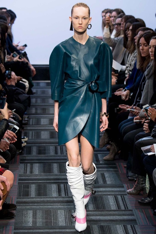 "J.W.Anderson".... صخب الثمانيّات بجرأة وتفرّد