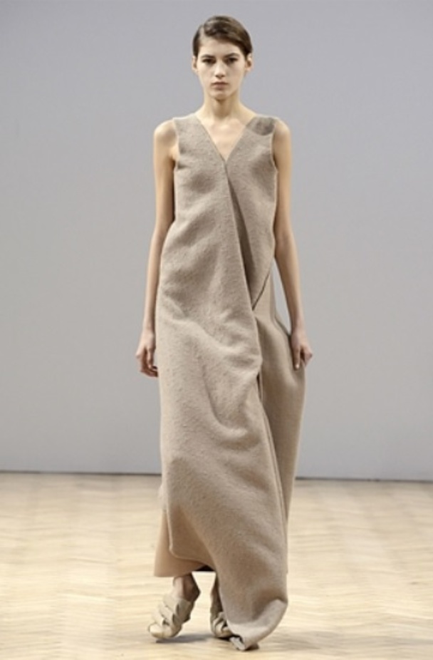 J.W. Anderson خريف شتاء 2014... تصاميم تتحدى الموضة! 