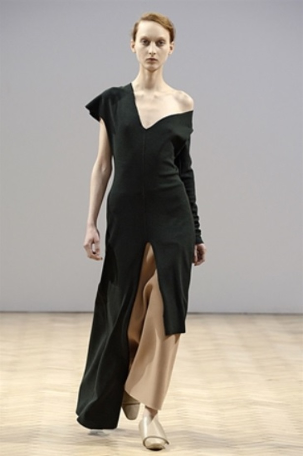 J.W. Anderson خريف شتاء 2014... تصاميم تتحدى الموضة! 