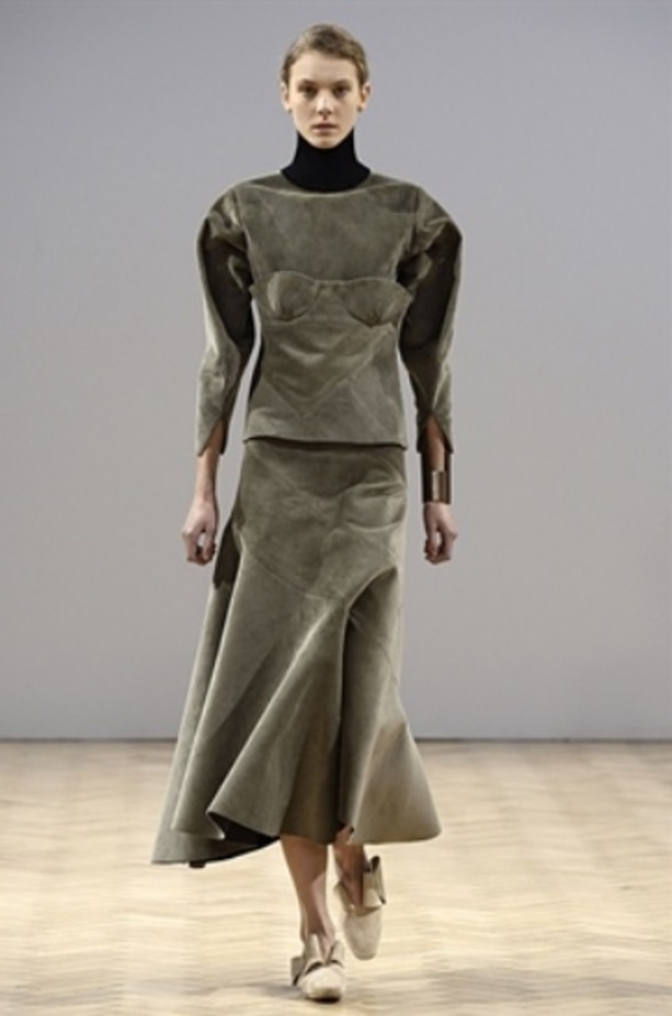 J.W. Anderson خريف شتاء 2014... تصاميم تتحدى الموضة! 