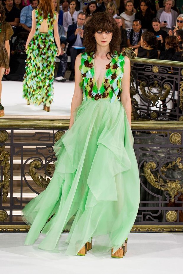 John Galliano .. أزهري كغابة صيفية مرحة