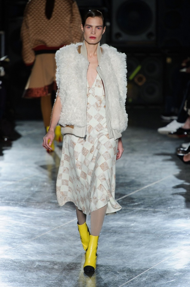 عرض أزياء JONATHAN SAUNDERS... خريف بألوان الجنون