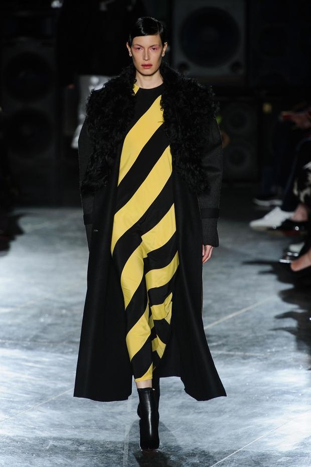 عرض أزياء JONATHAN SAUNDERS... خريف بألوان الجنون