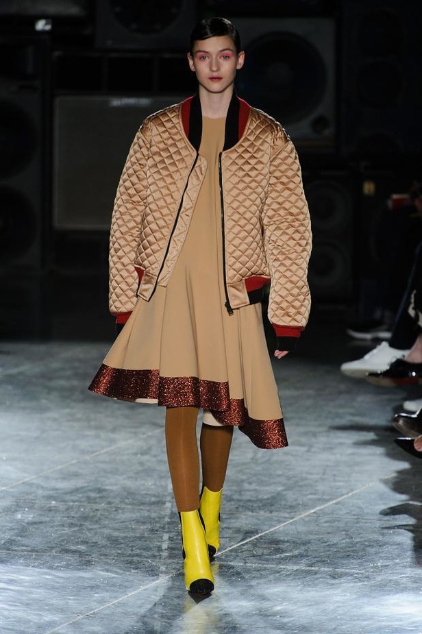 عرض أزياء JONATHAN SAUNDERS... خريف بألوان الجنون