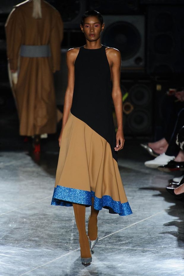 عرض أزياء JONATHAN SAUNDERS... خريف بألوان الجنون