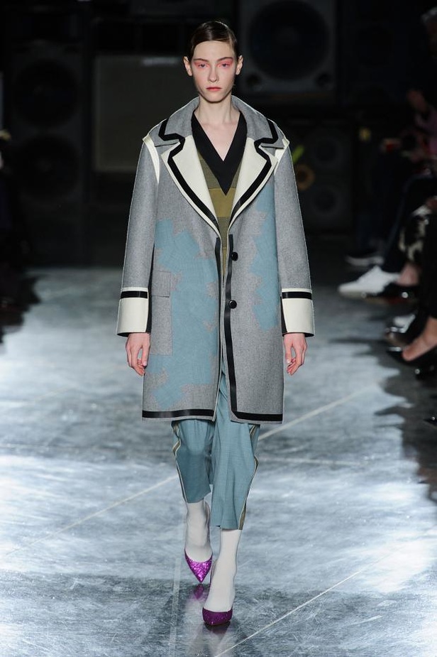 عرض أزياء JONATHAN SAUNDERS... خريف بألوان الجنون