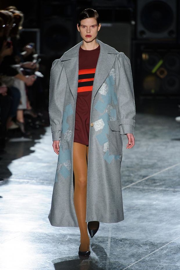 عرض أزياء JONATHAN SAUNDERS... خريف بألوان الجنون