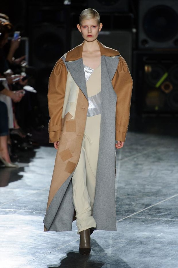 عرض أزياء JONATHAN SAUNDERS... خريف بألوان الجنون