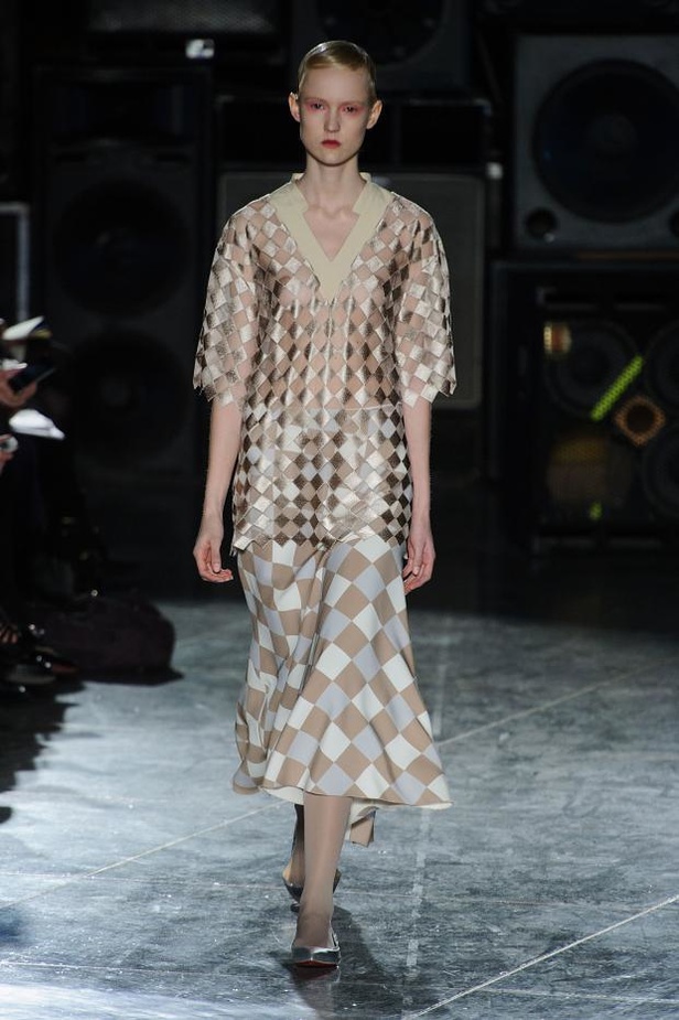 عرض أزياء JONATHAN SAUNDERS... خريف بألوان الجنون