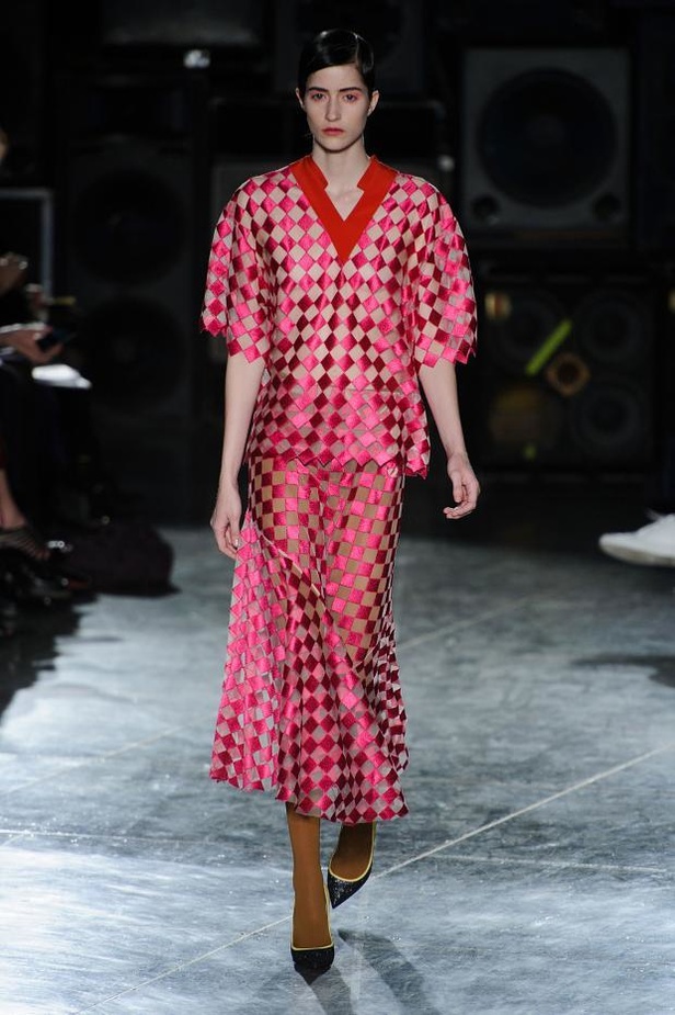 عرض أزياء JONATHAN SAUNDERS... خريف بألوان الجنون