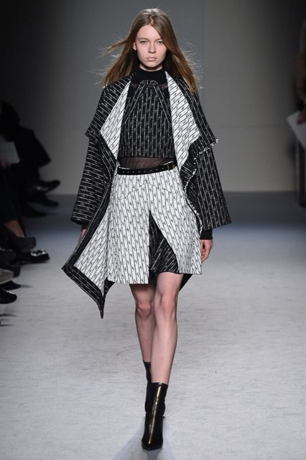 Roland Mouret: تصاميم كلاسيكية بنفحة عصرية