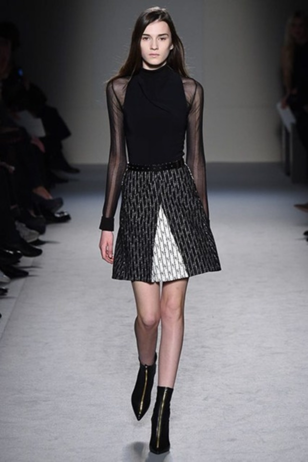 Roland Mouret: تصاميم كلاسيكية بنفحة عصرية