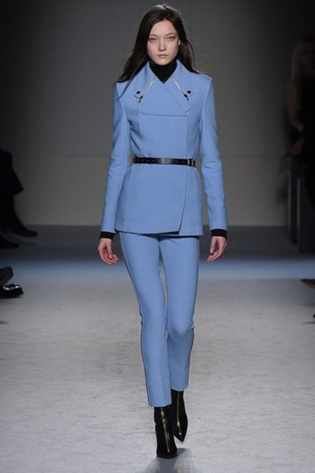 Roland Mouret: تصاميم كلاسيكية بنفحة عصرية